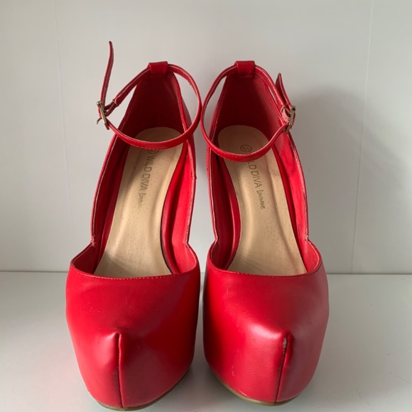 Red platform pumps with ankle strap - Picture 4 of 4